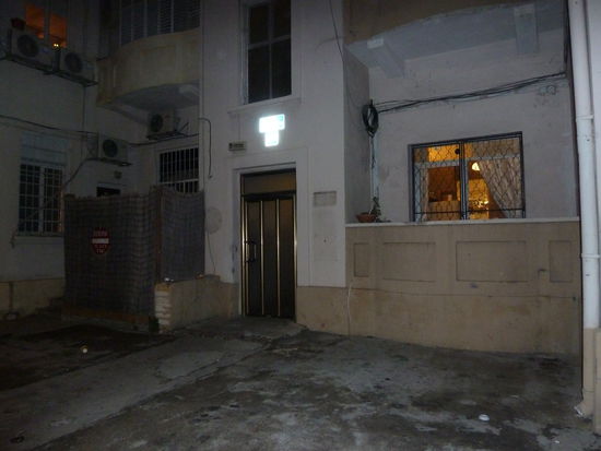 Montefiore 19,war zwar kein super grosses Schild dran aber ich habs ziemlich schnell gefunden *schulterklopf*