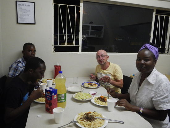 Das erste Abendessen in Windhoek mit Patricia(sie fotografiert),Dorothea und deren Kinder.So dominant wie sie auf dem Bild aussieht ist Dorothea auch ...