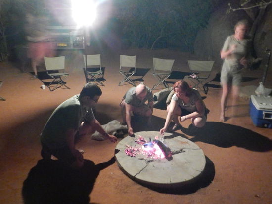 v.r.n.l.Andre,Enrico,Monika und Cathy beim  Marsh Mellow kochen.. hab vergessen dien Blitz einzuschalten,deshalb ist es bisschen unscharf...
