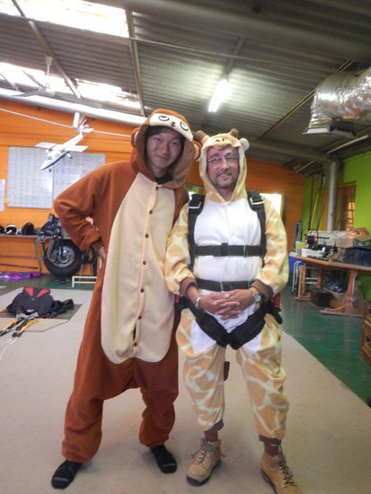 eine deutsche Giraffe und ein taiwanischer Braunbär,kurz vorm Absprung,
da konnten wir noch lachen..