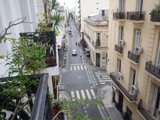 ist doch mal ein schöner Blick oder ? 
Vom Balkon des Ostino Hostals in Buenos Aires ...