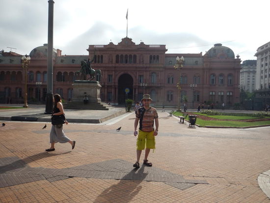 Casa Rosada in Buenos Aires und Enrico das ist da wo Evita vom Balkon geträllert hat und jetzt Frau Kirchner drin sitzt.