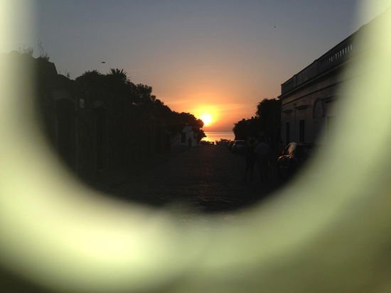 Colonia del Sacramento mit Handy,der weiße Rand ist die Hülle vom Telefon hat schon ganz schön gelitten...
