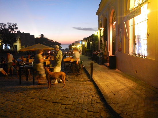 Night Live in Colonia de Sacramento ...