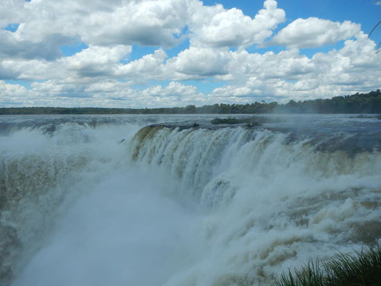 dieser Wasserfall zieht sich über drei Kilometer ...