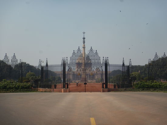 Das ist das bescheidene Heim von Narendra Modi (erster Premierminister), kann Frau Merkel mal gucken, wie sowas gemacht wird …