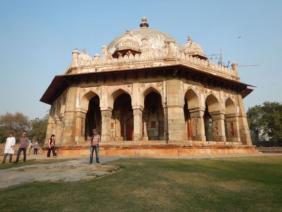 Isa Khans Gardenthomb,die lassen sich ganz schön üppig verewigen die Leute..