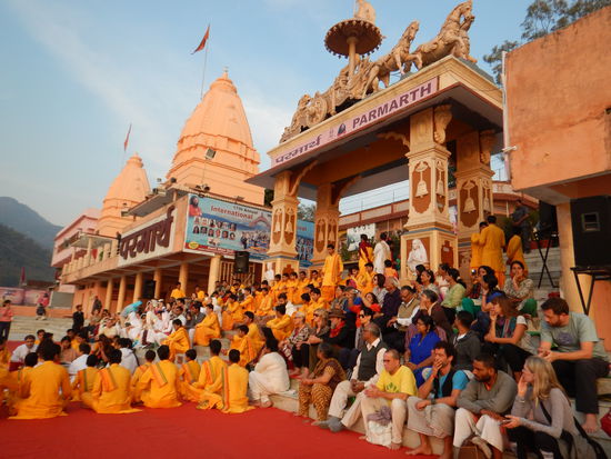 Ganga aarti,wer direkt mit am Feuer sitzen will, muss sich vorher anmelden...