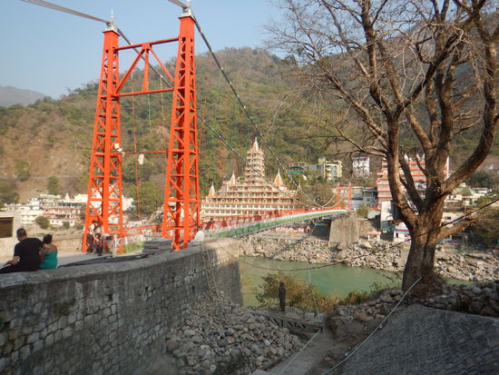 Lakshman Thula Brücke, von dort hat man einen sehr schönen Blick auf den Ganga..
