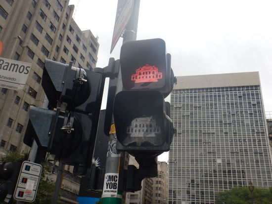 Die Ampel, mit dem jeweiligen Gebäude drauf, was dort in der Nähe ist, sehr schön..