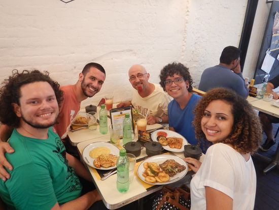 ….war schon cool mit Raquel, die mit den schneeweißen Beisserchen, links davon Magno, dann Gabriel, ich, und Igor ….