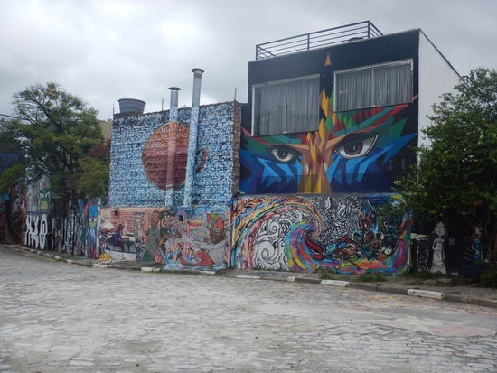 da gibt es eine ganze Strasse, nur mit Graffitis...