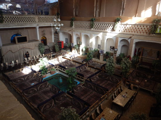 So sieht es in einem iranischen Restaurant aus, immer schön die Füsse vorher waschen 