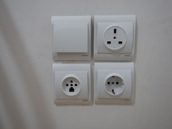 Das muss ich unbedingt zeigen,ich war schon in so vielen Hostels oder Hosteln  so vorbildlich hab ich das noch nie gesehen! Adapter für die ganze Welt !!! Fünf Sterne Plus !