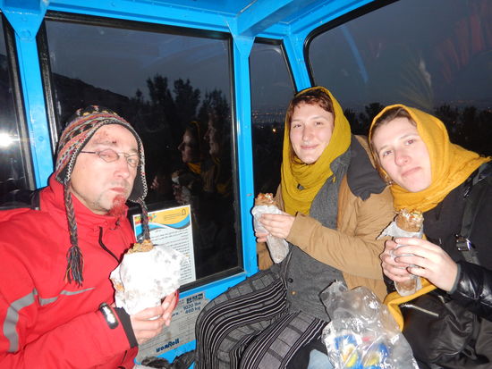 Quasi Modo mit Josefina und Valentina v.l. auf dem Weg zum Sou Feh,war bisschen kalt , aber schön 