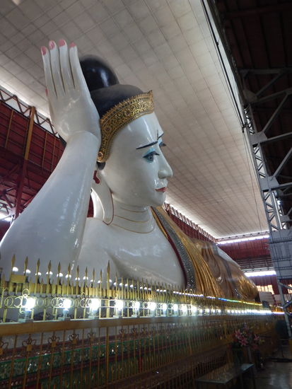 da, guckt euch die Fingernägel an, Er oder Sie ?  
Ich konnte es leider nicht erfragen, weil zu viele Leute dort rumgelaufen sind die nur Donations haben wollten...;-(