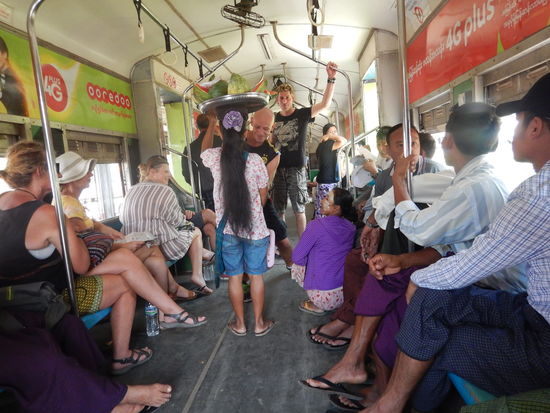 Melonen kann man auch kaufen , und links vorn die beiden Australierinnen (ursprünglich NZ) 