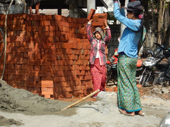 Dieses Bild will ich unbedingt zeigen, so ein Ziegel wiegt etwa 4kg, so viele Ziegel, wie das Mädchen auf dem Kopf hat, wiegt sie nicht mal selbst! Bei 33 Grad HItze wohl gemerkt !