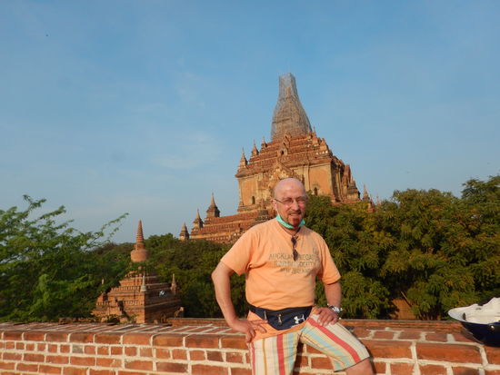 Das grüne Ding,was ich da um den Hals trage, ist mein Mundschutz, bloss gut, dass ich ein E-Bike hatte 