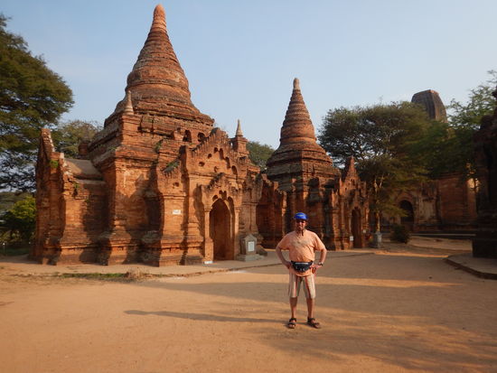 Pflichtgemäß, mit Helm 