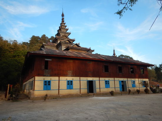 Das Kloster, und die Kiddis mussten schon morgens so früh raus und singen ...