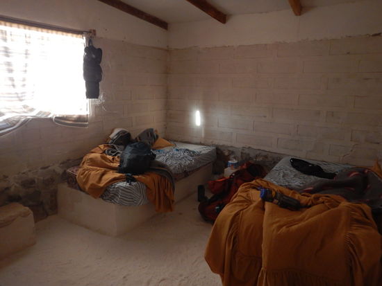 So sieht das gesalzene Backpacker Zimmer aus, das ich mir mit Gabriel und Marc aus Kanada geteilt hab