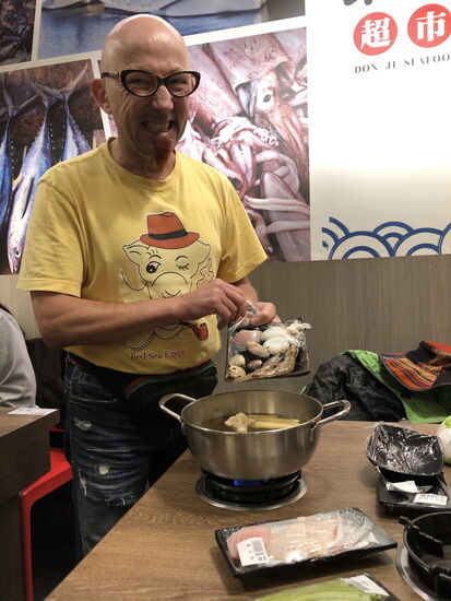 Chefkoch persönlich , man sammelt sich alles zusammen und dann fängt man an zu bruzzeln 