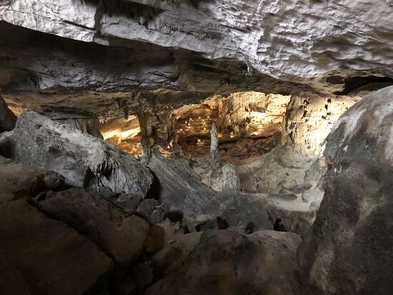 So sieht eine Höhle in Halong Bay aus 
