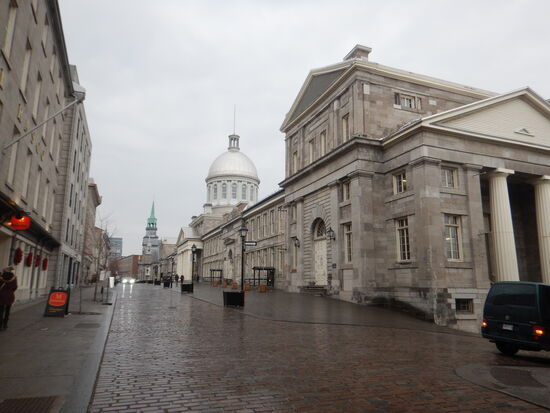 Das ist in der Nähe von der Notre Dame Basilika...