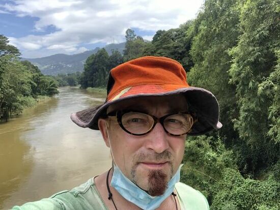 Hinter mir ein Teil vom botanischen Garten �