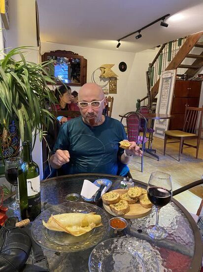 Beim Dinner im kleinen Café Atavico �