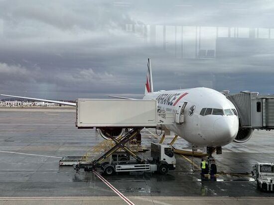 Das ist Boeing 777-300 ganz schön alt schon, aber gut �