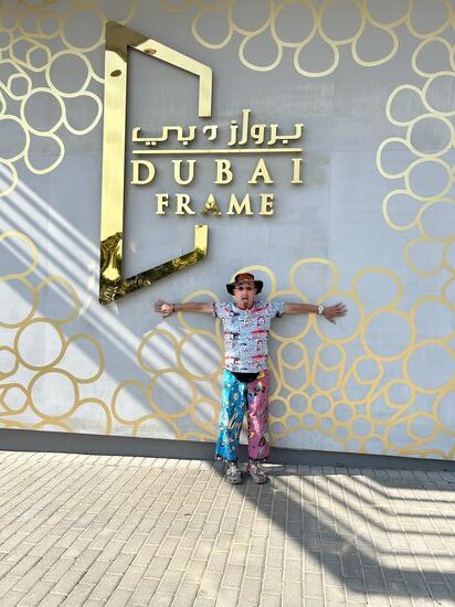 Am Eingang vom Dubai Frame, reingegangen bin ich aber nicht €€€€�