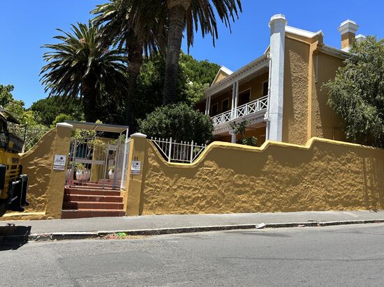 Das Ashanti Hostel von außen.