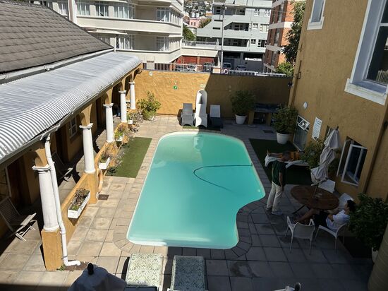 Das Hostel hat sogar einen Pool �