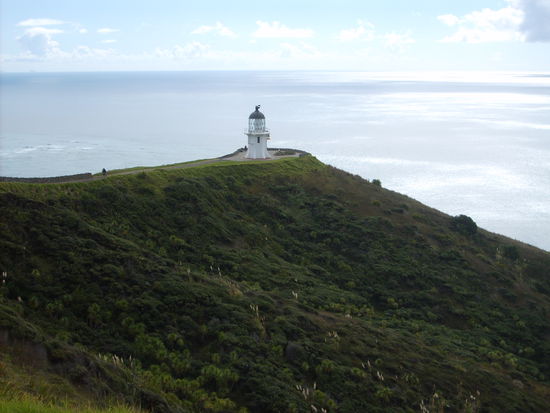 Der Leuchtturm bei Cape Reinga und das Zusammentreffen der Meere ganz links im Bild