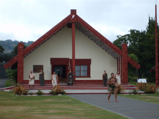Maori Krieger vorm Versammlungshaus