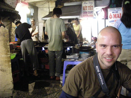 Das erste Abendessen in Hanoi: Noodles with Beef, dazu Bia Ha Noi.