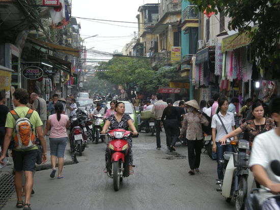 Das hier ist gar nix, hier kommt man ganz einfach ueber die Strasse. Wer genau hinsieht: es gibt gar keinen Buergersteig, man laueft eh zwischen Autos, Motos, Cyclos...