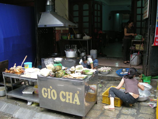 Eine Garkueche. Hier wird gekocht, gespuelt, gegessen, alles auf einmal. Die Preise sind zu Frankfurter Verhaeltnissen gleich Null.