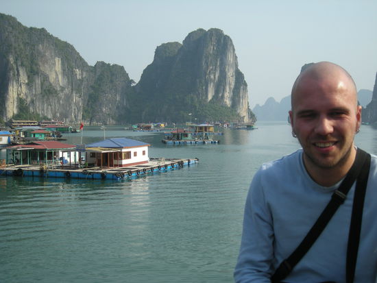 Alex in der Halong Bay, Floating Village im Hintergrund