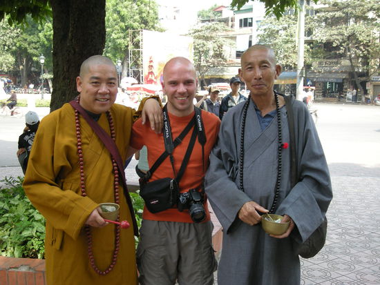 Die Frage, die sich uns stellte: wer hat hier die schoenste Frisur von denen?
Das Bild hat uns 2$ gekostet, 1$ fuer die eine Schale, 1$ fuer die andere...