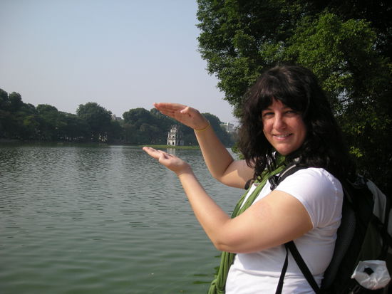 Denise haelt den Schildkroeten-Tempel zwischen ihren Haenden - Hoan Kiem See