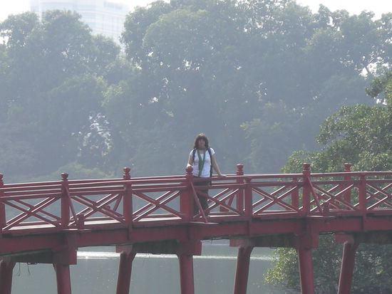 Denise auf der Bruecke zum Jadetempel