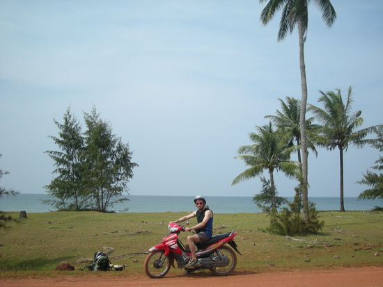 Alex auf unserem roten Flitzer auf roten Pisten in Richtung Sueden der Insel