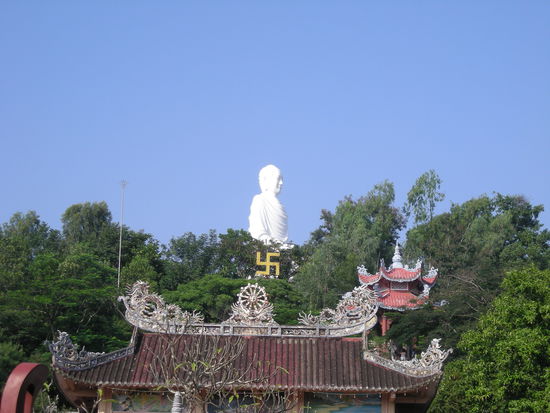 Da trohnt er der Gute...