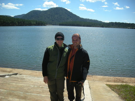 Alex &amp; Denise am Ho Tuyen Lam Stausee
(ja Jacken, hier war es kuehler, mit Fahrtwind fast kalt)