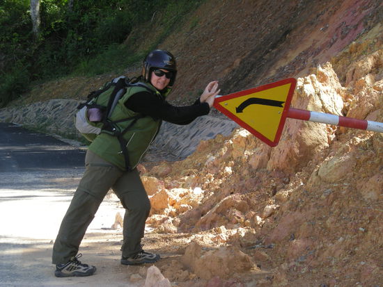 Ich hab mein bestes gegeben, aber da ging keiner mehr. 
Die Strassen sind hier alle nagelneu in die Haenge geteert, wie man diese befestigt, hat denen nur keiner gezeigt... Bloed!