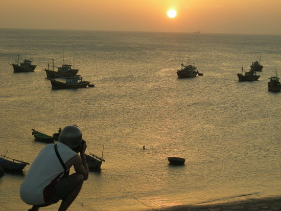 Der Fischerhafen von Mui Ne 
Nein, ich habe nicht gelogen bei Phu Quoc, bevor die Sonne hier in Mui Ne  ganz untergeht, kommt ein Berg, also kein Sonnenuntergang im Meer...