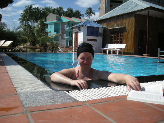 Denise bleibt lieber im Pool, wo keine Fische oder aehnliches schwimmen...